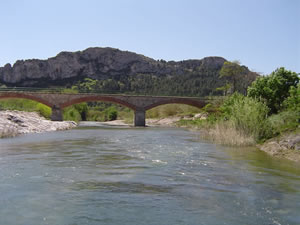 Les gorges des Gouleyrous, plan d'eau situé au pied de la grotte où fut découvert le crâne de l'homme de Tautavel