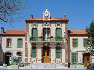 La mairie de Tautavel, et à sa droite, la poste